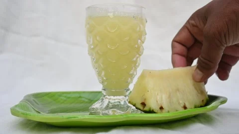 Pineapple juice on white background. Видео 326128936