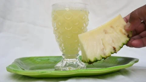 Pineapple juice on white background. Vidéo 326129082