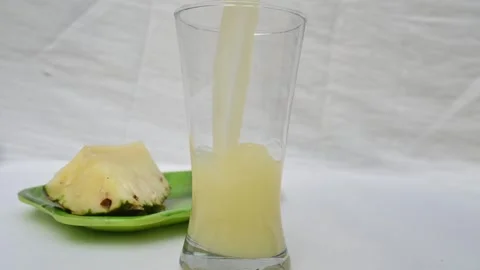 Pineapple juice on white background. Stockbeeldmateriaal 326222660