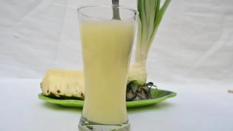 Pineapple juice on white background. 库存影片 326222690