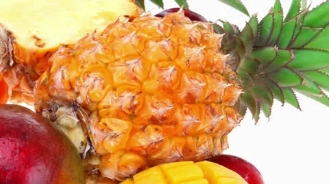 Pineapple mango and red plums Vídeos de archivo 25125706