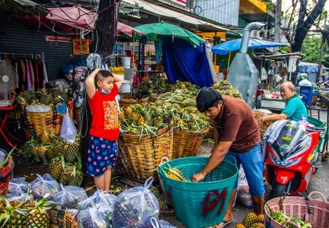 Pineapple processing in the Sampeng Market Area Bangkok Thailand Foto stock