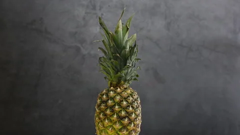Pineapple rotating on dark theme Vidéo 141606260