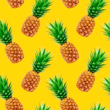 Pineapple seamless pattern on yellow background Foto stock