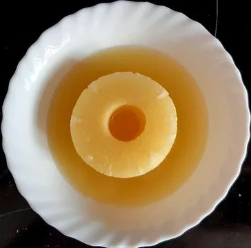 Pineapple slice with its juice. Foto stock