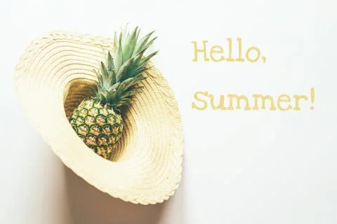 Pineapple in straw hat Foto stock