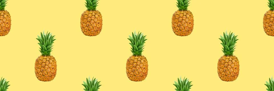 Pineapple, summer ananas seamless pattern on yellow background Foto stock