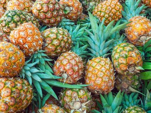 Pineapples stacked Stockfoto's
