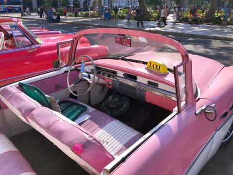 Pink american old timer convertible taxi in Havana, Cuba Foto stock