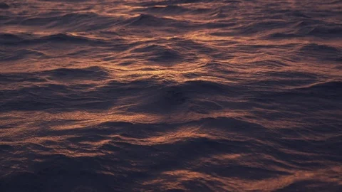 Pink and orange sunset reflection on water surface low angle close frame 4k Vidéo 123259141