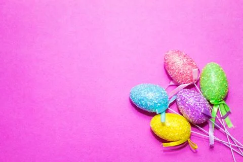 On a pink background close-up of colored Easter eggs, holiday Stock Photos