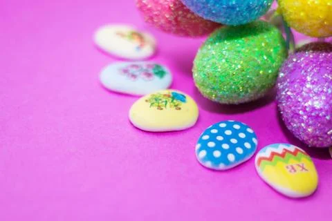 On a pink background close-up of colored Easter eggs, holiday Stock Photos