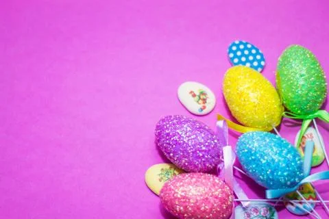 On a pink background close-up of colored Easter eggs, holiday Stock Photos