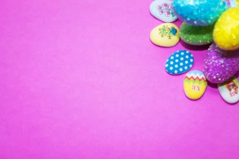 On a pink background close-up of colored Easter eggs, holiday Stock Photos