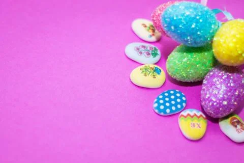 On a pink background close-up of colored Easter eggs, holiday Foto stock