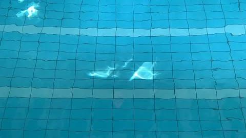 Pink Ball Falling in the Water Stockbeeldmateriaal 125417374