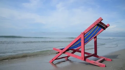 Pink beach chair Vídeos de archivo 57831963