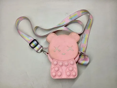 Pink Bear-Shaped Pop-It Fidget Toy Shoulder Bag 写真素材