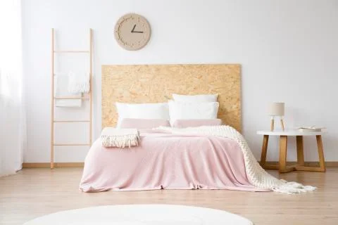 Pink bedsheets on king-size bed Stock-Fotos