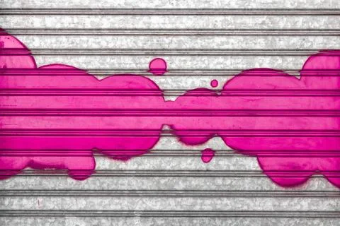 Pink bubbles Pink bubbles painted with spray paint on a roller shutter. Co... Foto stock