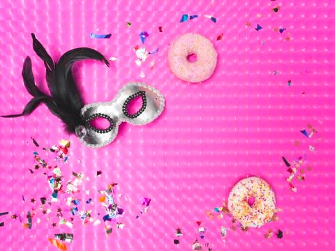 Pink carnival effect background with various carnival utensils Foto stock