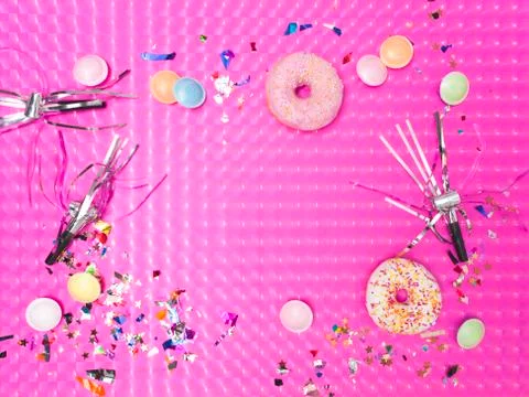 Pink carnival effect background with various carnival utensils Foto stock