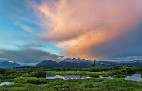 Pink cloud over mountains Foto stock