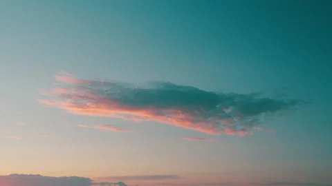 Pink Clouds Against Blue Sky At Sunset. Sunrise Clouds Are In Pink Vanilla Vidéo 262989733