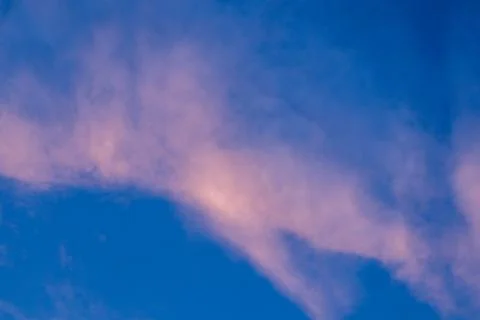 Pink Clouds in Blue Sky 库存照片