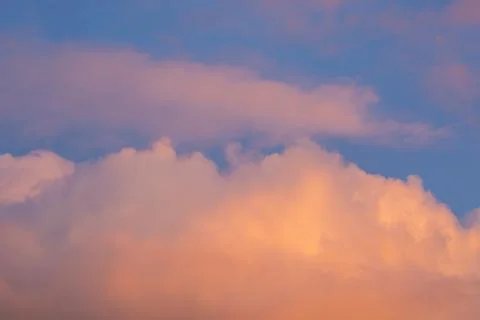 Pink Clouds in Blue Sky at Sunset Stock-Fotos