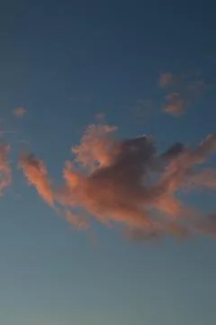 Pink Clouds in a Blue Sky at Sunset Stock-Fotos