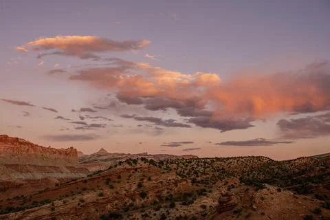 Pink Clouds Pass Over Capitol Reef Horizon At Sunset Foto stock