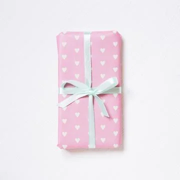 Pink color heart shape pattern gift box on white background Foto stock