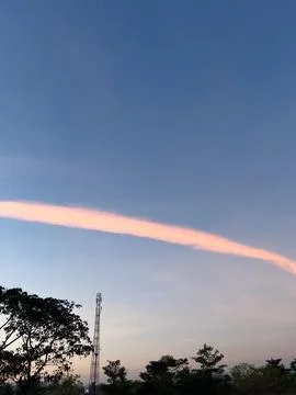 Pink Contrail Cloud in Evening Sky Fotos Stock