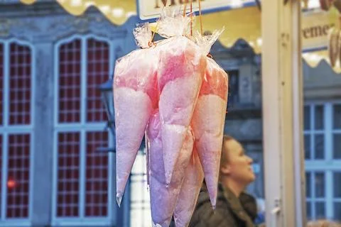 Pink cotton candy in transparent triangular bags at a holiday fair outside Foto stock