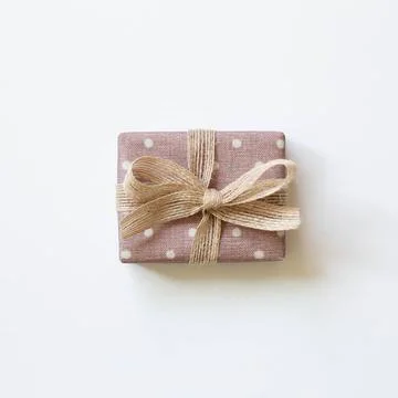 Pink dot pattern gift box isolated on white background. top view, copy spa... Foto stock