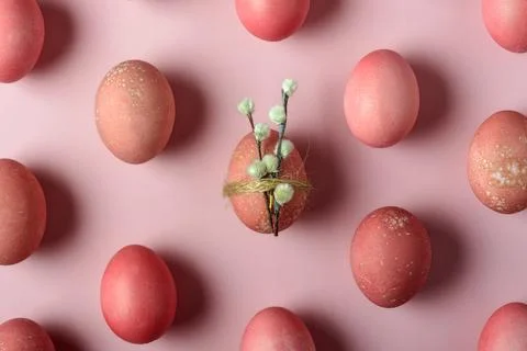 Pink dyed Easter eggs on pastel background frame twine wrapped egg with pussy Foto stock