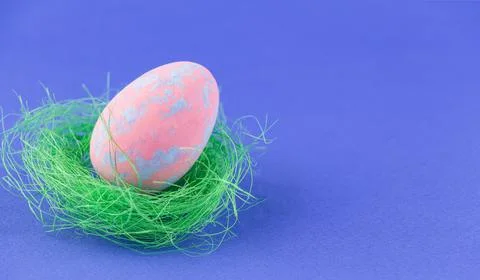 Pink Easter egg on a blue background. Foto stock