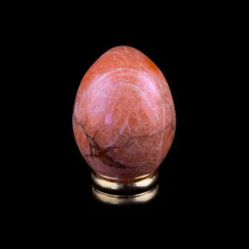 Pink Easter egg with marble texture. Easter egg with marble stains. Fotos de archivo