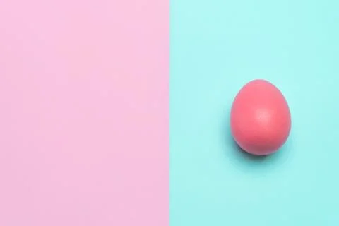 Pink easter egg put on punchy pastel background 스톡 사진
