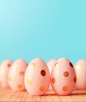 Pink easter eggs. Background with easter eggs. Foto stock