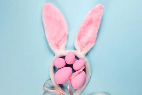 Pink Easter eggs on a blue background Foto stock