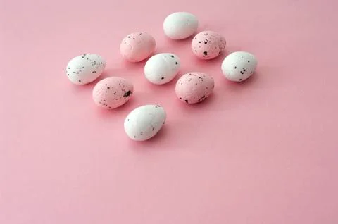 Pink easter eggs composition, copy space, banner, seasonal decoration Foto stock