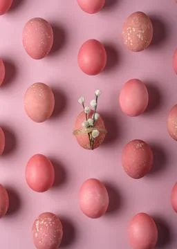 Pink Easter eggs pattern on pastel backdrop with central egg wrapped in twine Foto stock