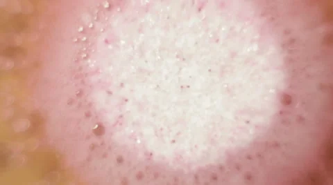 Pink effervescent tablet bubbling in water 库存影片 43189192