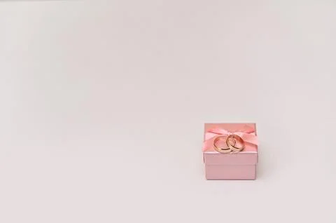 Pink gift box with two wedding rings inside, creating elegant scene of enga.. Stock Photos