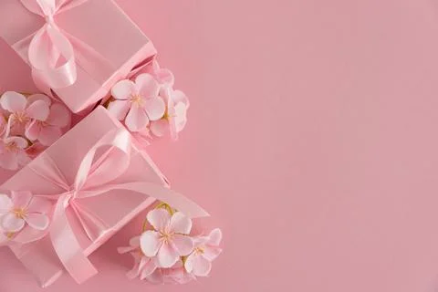 Pink Gift Boxes and Chery Blossom. Romantic Valentines  or Mothers Day Flat.. Foto stock