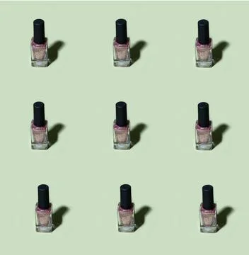 Pink glitter nail polish pattern on basil green background Foto stock