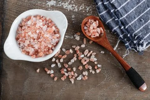 Pink himalayan salt on rustic background Foto stock