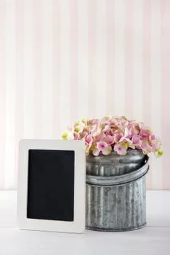 Pink hydrangea flowers with empty blackboard Foto stock